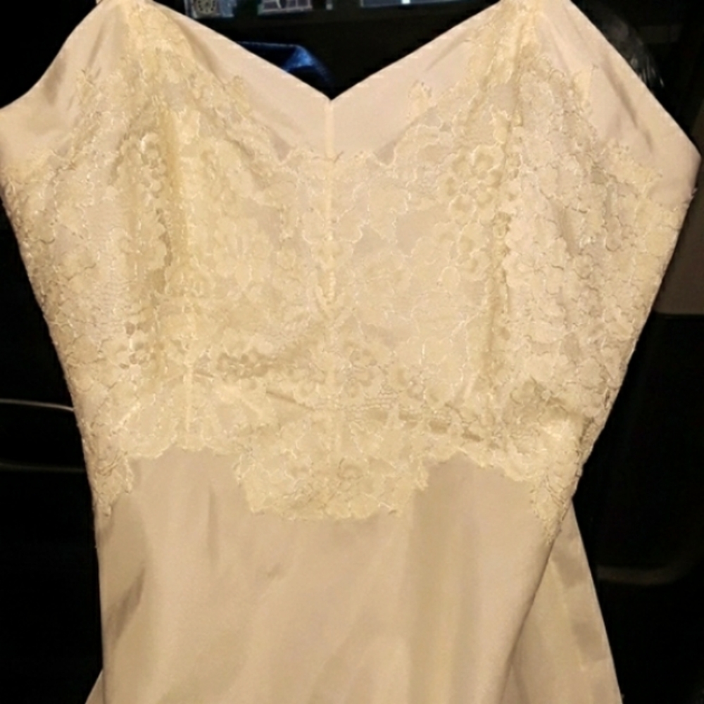 Vintage "Laras" ivory and lace Negligee in S